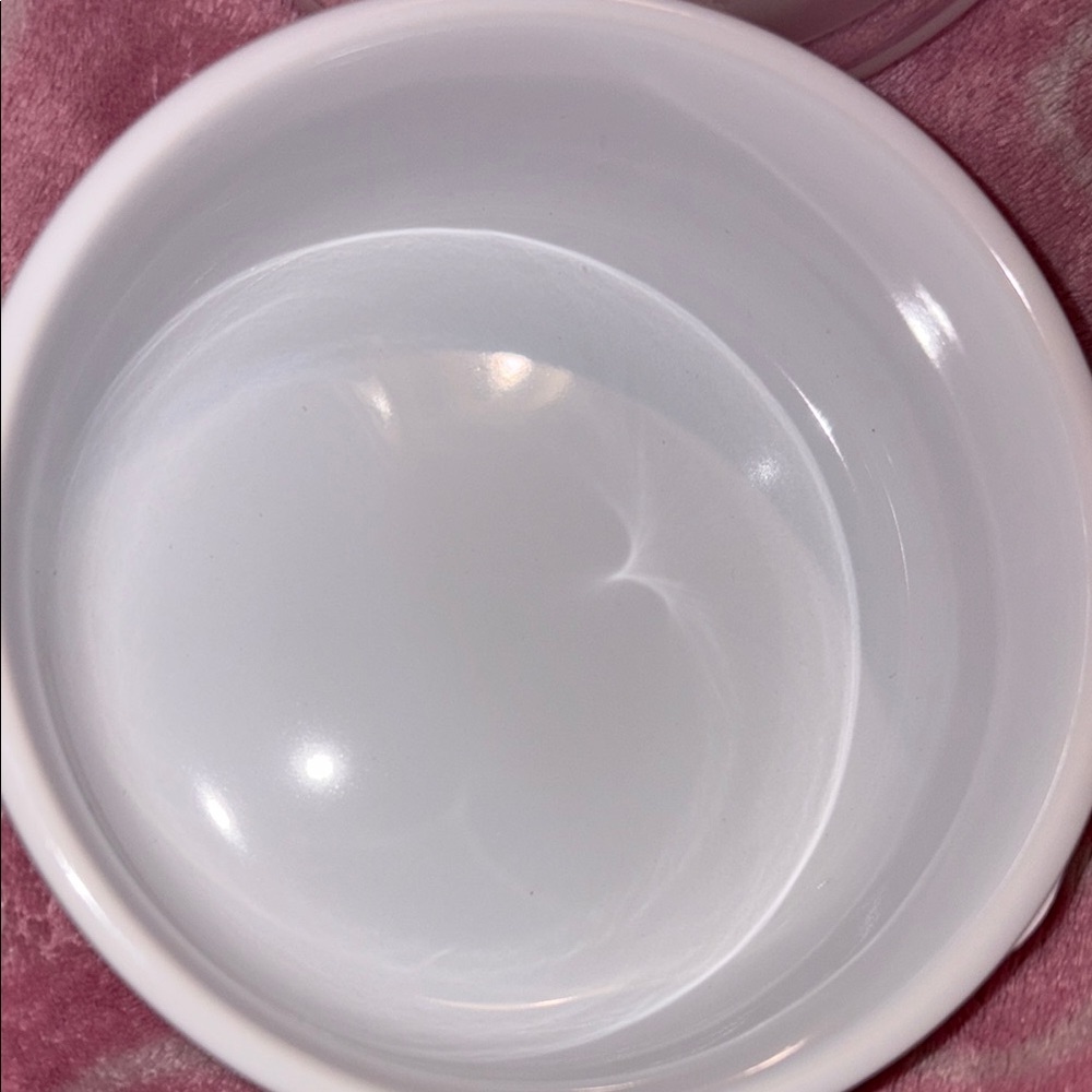 Hello Kitty Pink and White Bowl with Lid - Picture 2 of 4